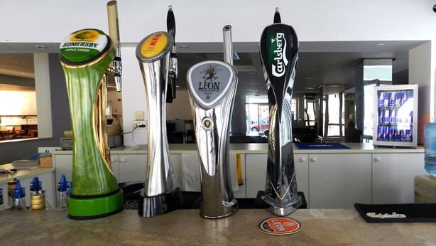A bar area with four taps labeled SOMERSBY, KEO, LEON, and CARLSBERG. - Evabelle Napa Hotel Apartments (Ayia Napa)