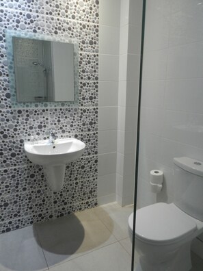 Articles de toilette (gratuits), séchoir à cheveux, serviettes fournies