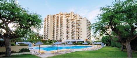 Außenpool (je nach Saison geöffnet), Liegestühle