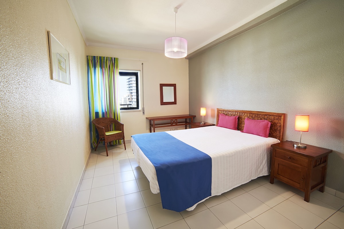 1 kamar tidur, brankas, ruang kerja ramah laptop, dan tirai kedap cahaya