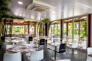 Daily continental breakfast (EUR 7 per person)