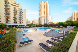 季节性开放的室外游泳池，09:00 至 19:00 开放，日光浴躺椅