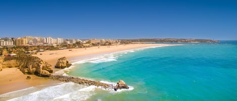 Una playa cerca, arena blanca