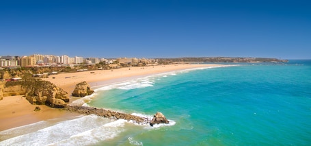 Una playa cerca, arena blanca