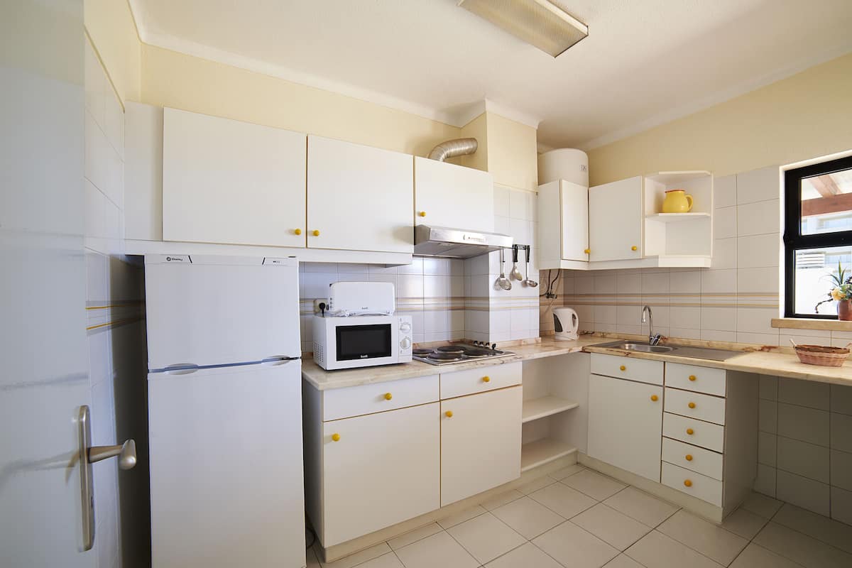 Lemari es, microwave, kompor, dan mesin pembuat kopi/teh