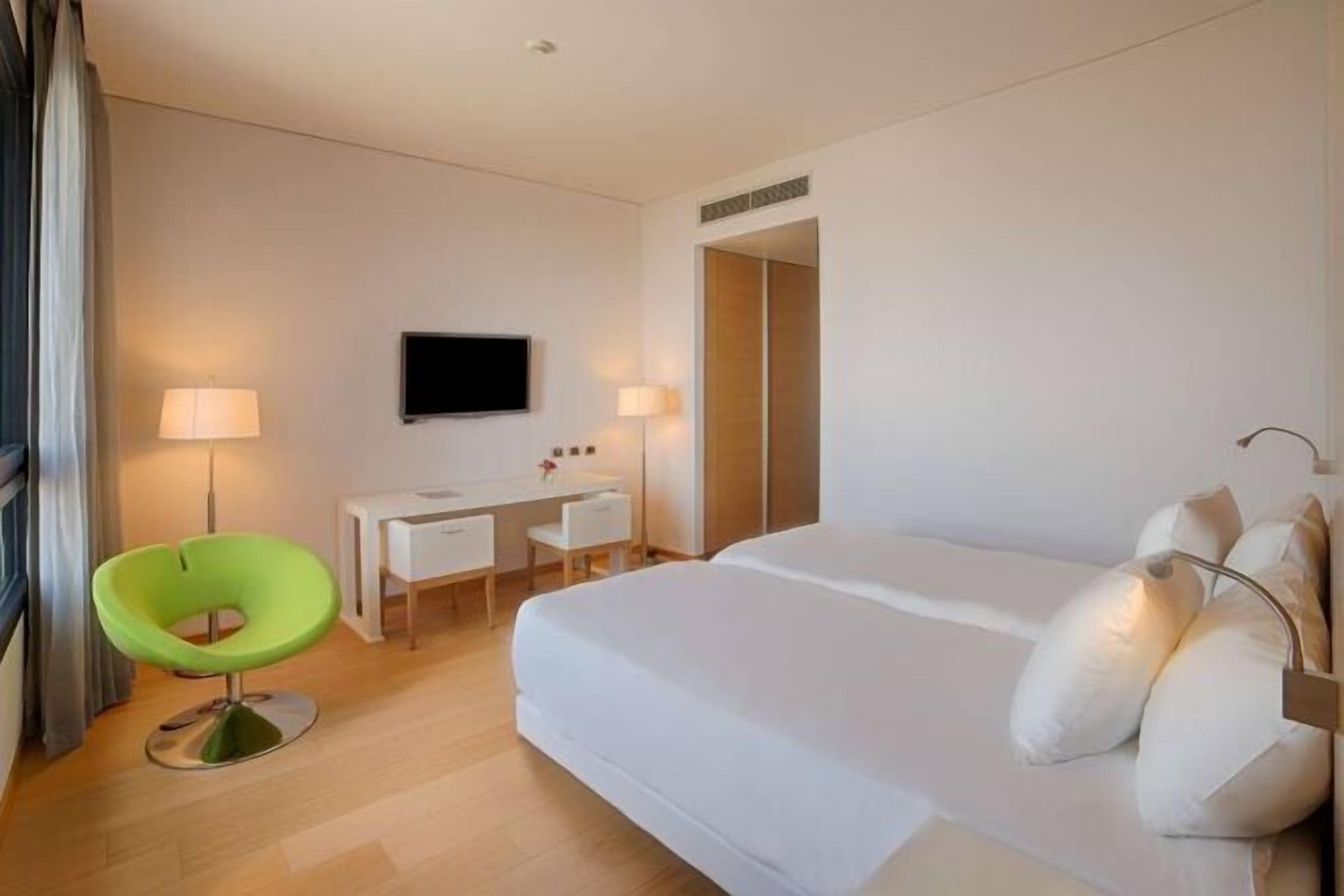 Edredón, minibar, caja de seguridad en la habitación y escritorio 