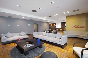 2 bars/lounges, cocktail bar