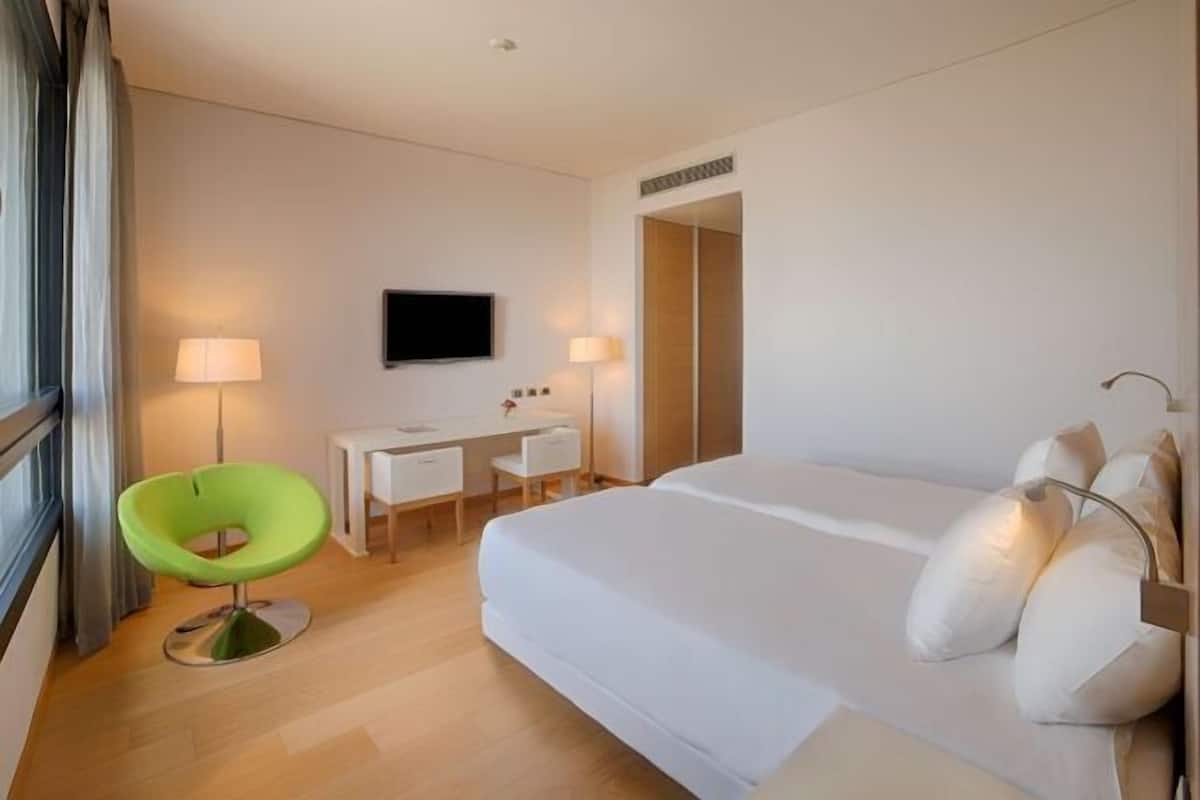 Down comforters, minibar, in-room safe, desk