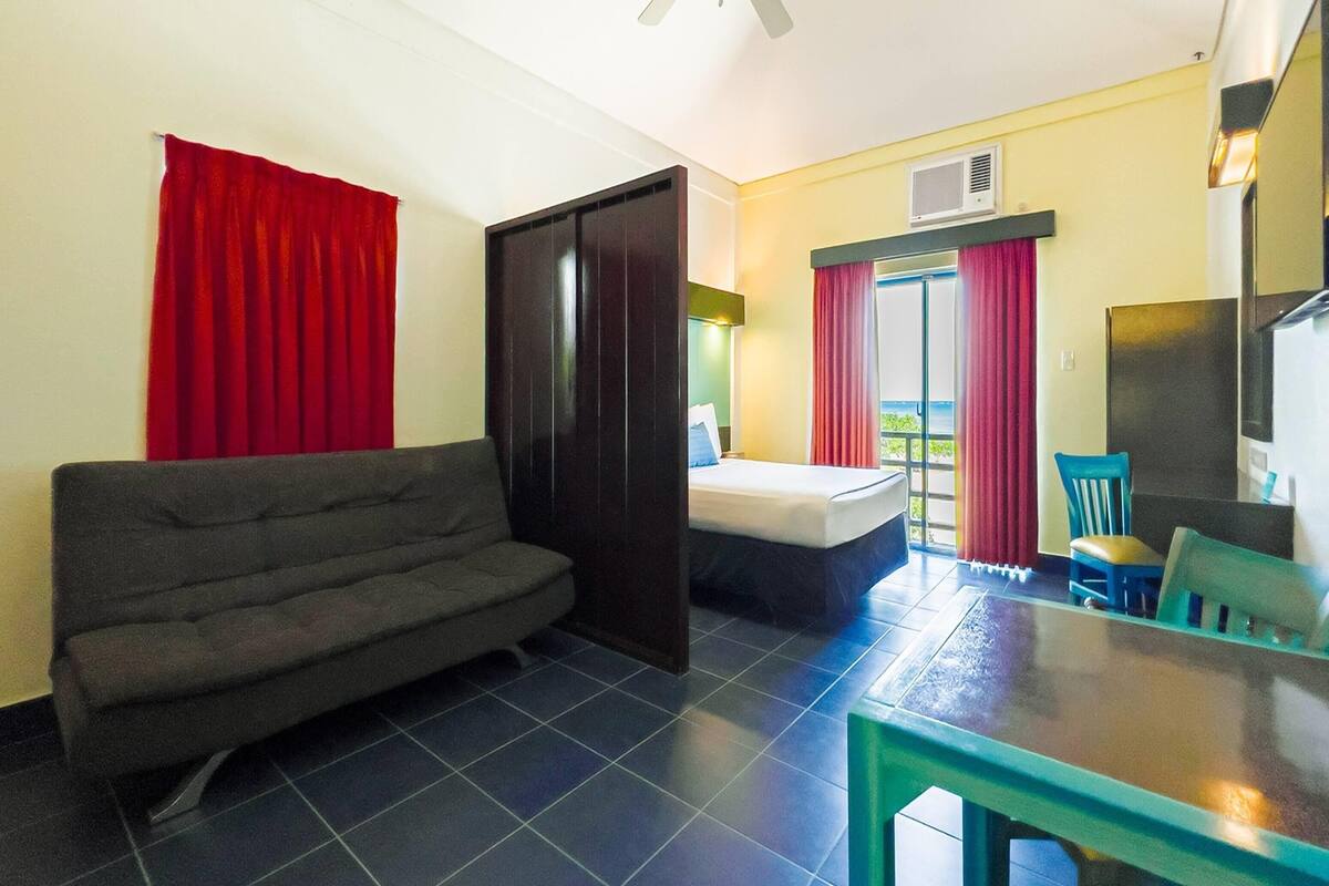 Suite, 1 Queen Bed, Non Smoking