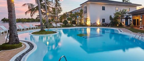 Outdoor pool, sun loungers