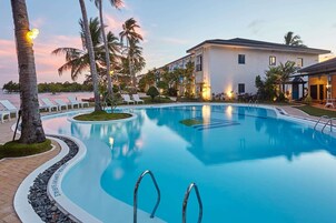 Outdoor pool, sun loungers