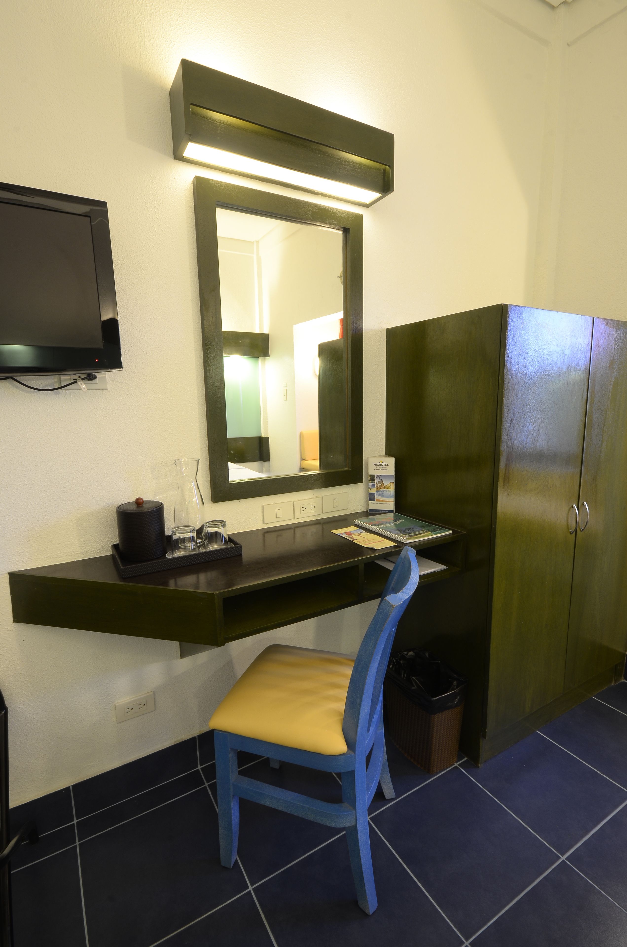 desk, free cots/infant beds, free wifi, bed sheets