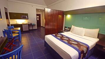 Escritorio, cunas gratuitas, wifi gratis y ropa de cama