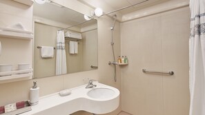 Shower, rainfall showerhead, free toiletries, hair dryer - Michaels House Beijing (Beijing)