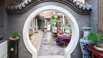 Daily buffet breakfast (CNY 65 per person)