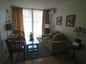 Apartamento standard, 1 quarto | Sala de estar | TV LCD 32 polegadas com canais a cabo, TV, filmes pagos