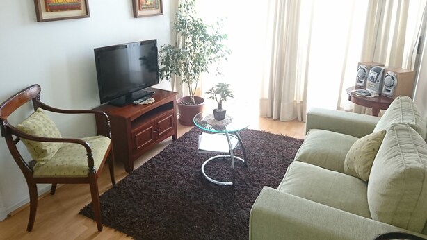 Standaard appartement, 1 slaapkamer | Woonkamer | Een 32-inch lcd-televisie met kabelzenders, televisie en betaalfilms