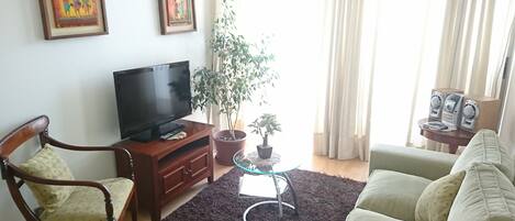 Standard-Apartment, 1 Schlafzimmer | Wohnzimmer | 32-Zoll-LCD-Fernseher mit Kabelempfang, Fernseher, Pay-TV