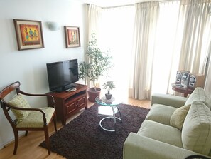 Apartamento standard, 1 quarto | Sala de estar | TV LCD 32 polegadas com canais a cabo, TV, filmes pagos