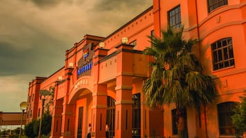 Fachada de la propiedad por la tarde o noche