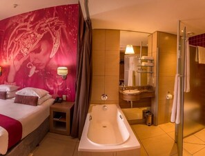 Articles de toilette (gratuits), séchoir à cheveux, serviettes fournies
