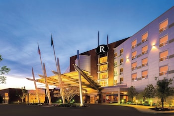 Renaissance by Marriott Boston Patriot Place Hotel