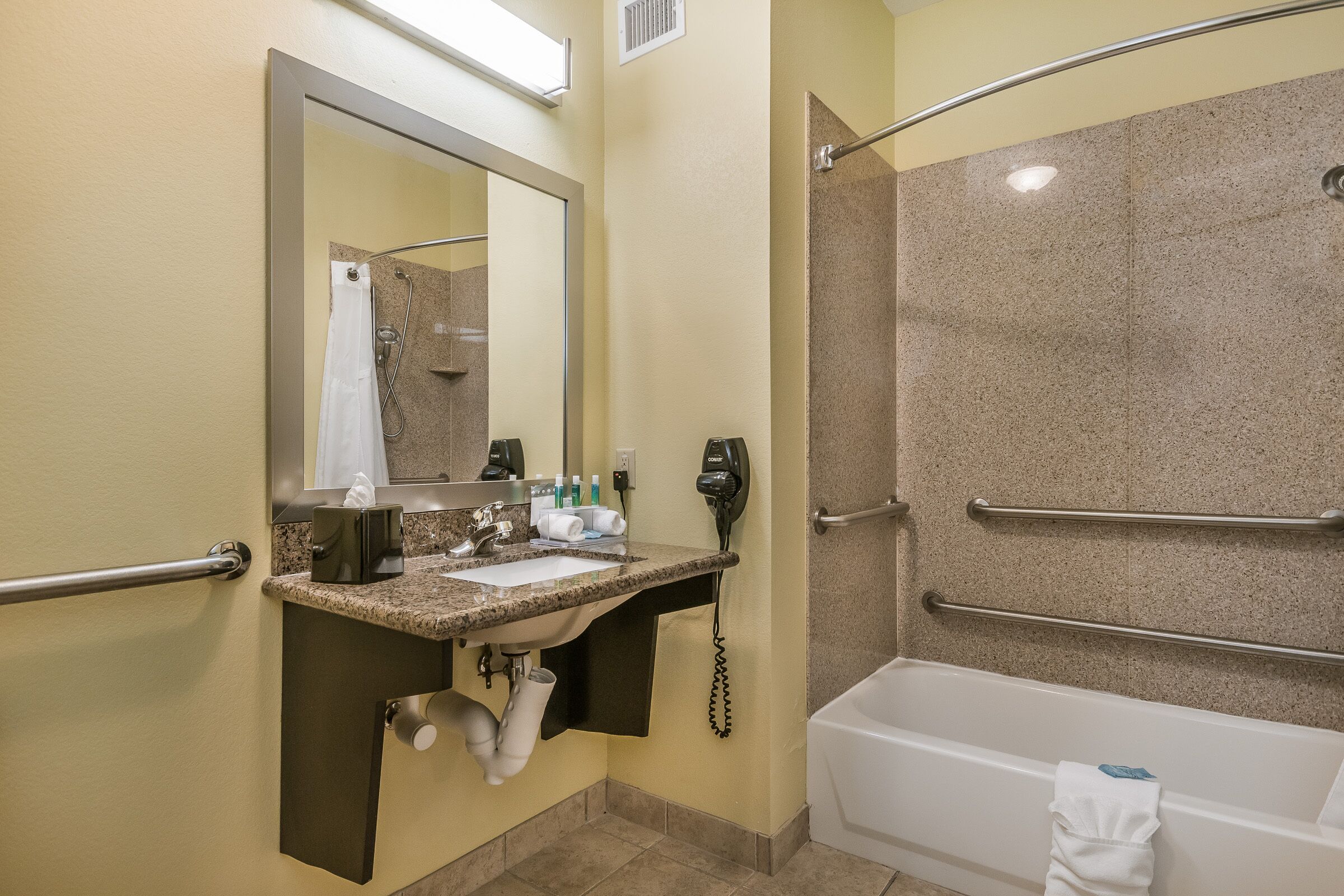 standard room, 1 king bed, accessible (mobil tub) | bathroom | hair dryer, towels