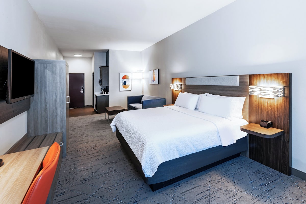 Suite, 1 King Bed with Sofa bed | Desk, iron/ironing board, free cots/infant beds, free rollaway beds