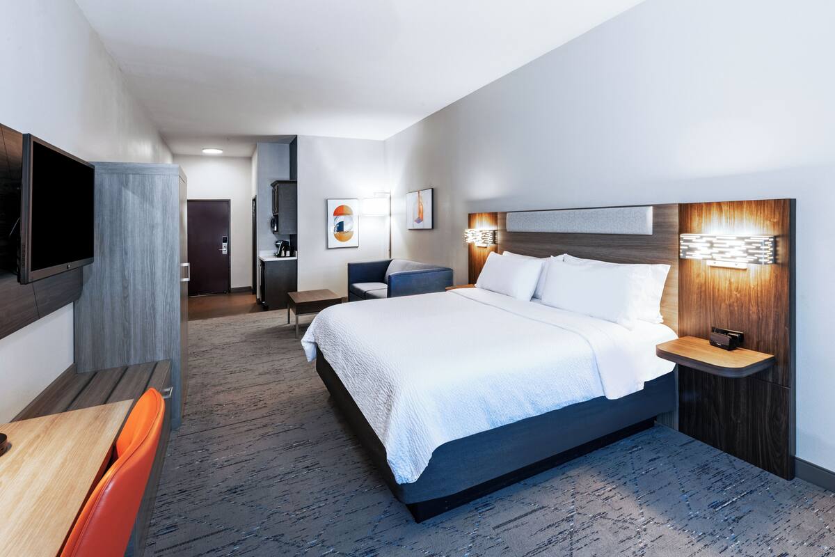 Suite, 1 King Bed with Sofa bed, Accessible (Mobil Tub) | Desk, iron/ironing board, cribs (free), rollaway beds (free)