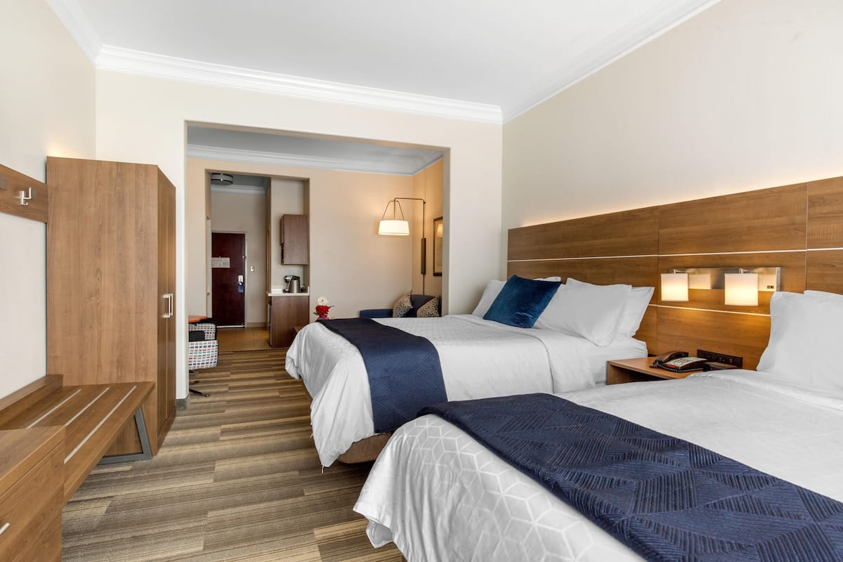 Bộ đồ giường cao cấp, chăn bông, minibar, két bảo mật tại phòng