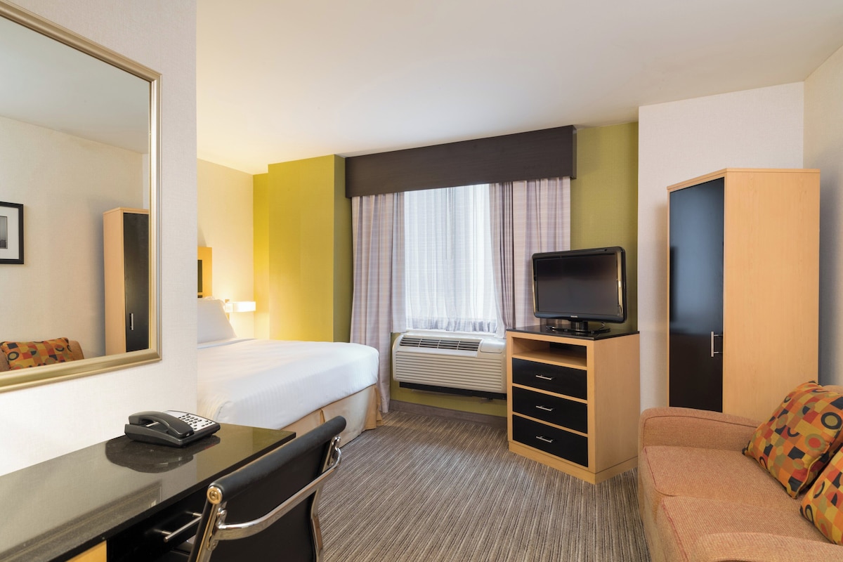 Standard Room, 1 King Bed with Sofa bed | Hypo-allergenic bedding available, down comforters, in-room safe, desk