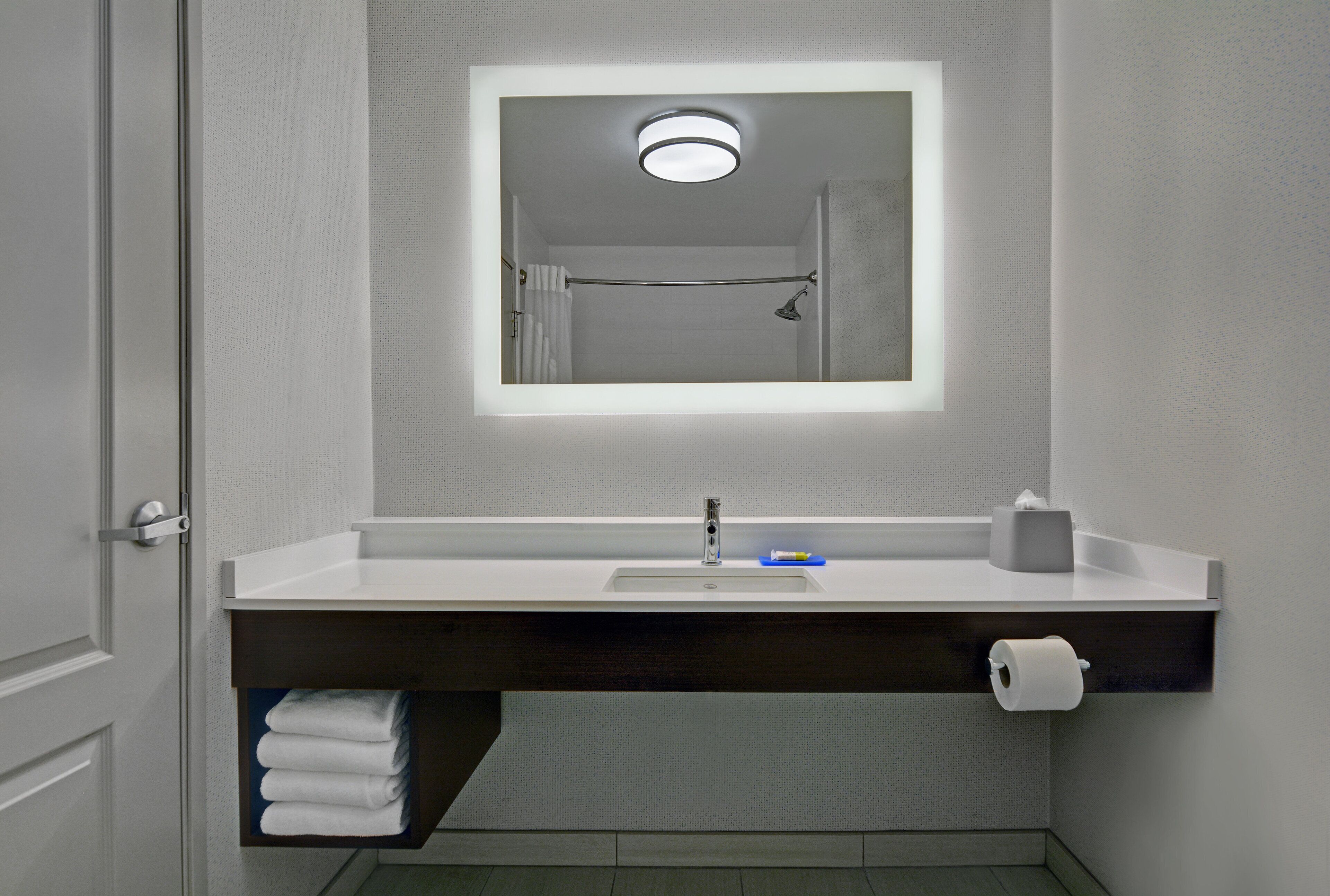 standard room | bathroom | shower, free toiletries, hair dryer, towels