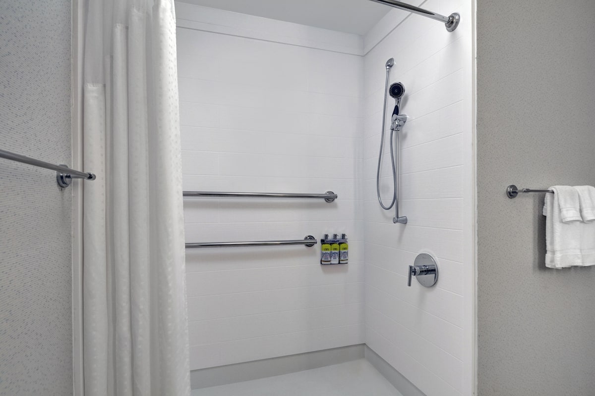 Habitació, 1 llit de matrimoni gran, accessible (Communications/Mobility Accessible) | Bany | Dutxa, articles de tocador gratuïts, assecador de cabells i tovalloles