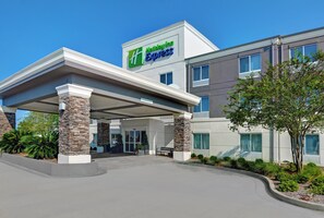 A Holiday Inn Express building with a covered entrance, stone pillars, and a clear sky. - Holiday Inn Express Atmore by IHG (Atmore)
