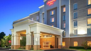 A Hampton Inn hotel with a clear entrance, a stop sign, and a sign indicating clearance height. - Hampton Inn Richmond Airport (Sandston)