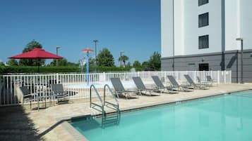 Utomhuspool, öppet 07.00 till 22.00, parasoller och solstolar