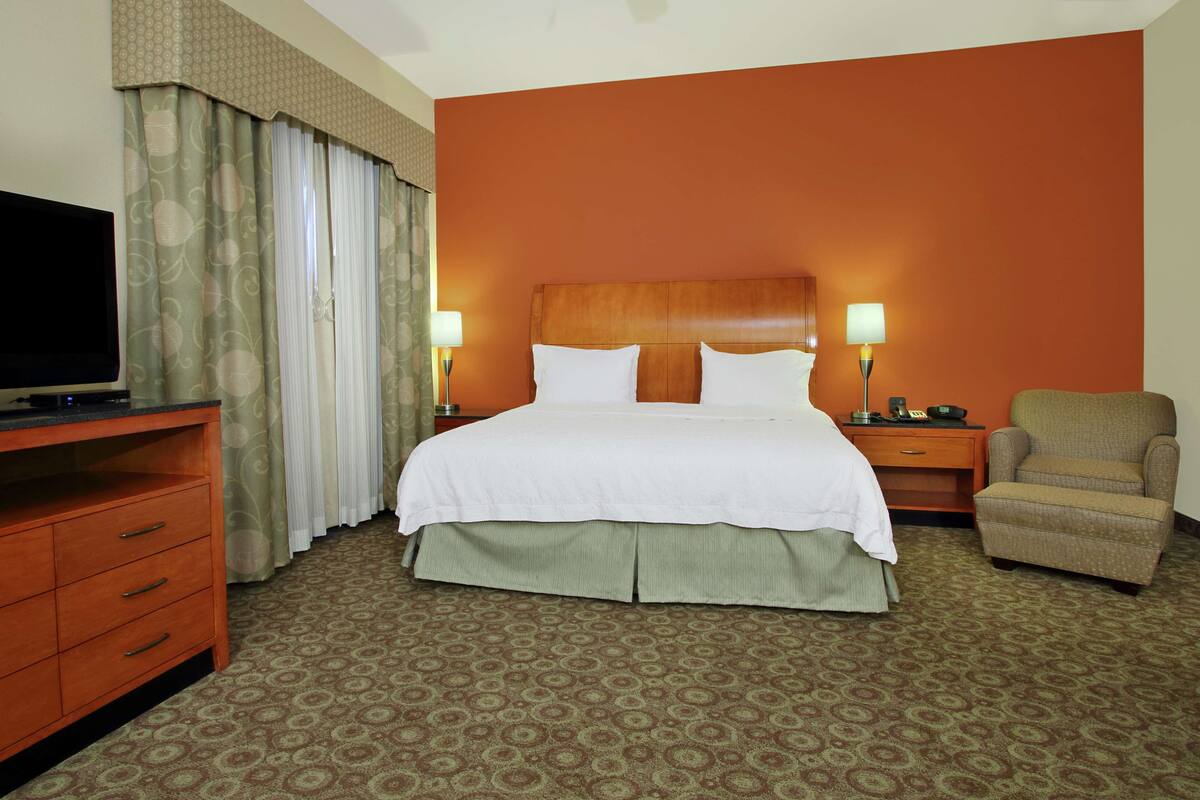 Phòng Suite, 1 giường cỡ king, phù hợp cho người khuyết tật, không hút thuốc | Két bảo mật tại phòng, bàn ủi/dụng cụ ủi quần áo