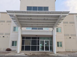 Property entrance - Aurora Inn Estevan (Estevan)