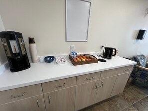 Café da manhã para viagem grátis todos os dias