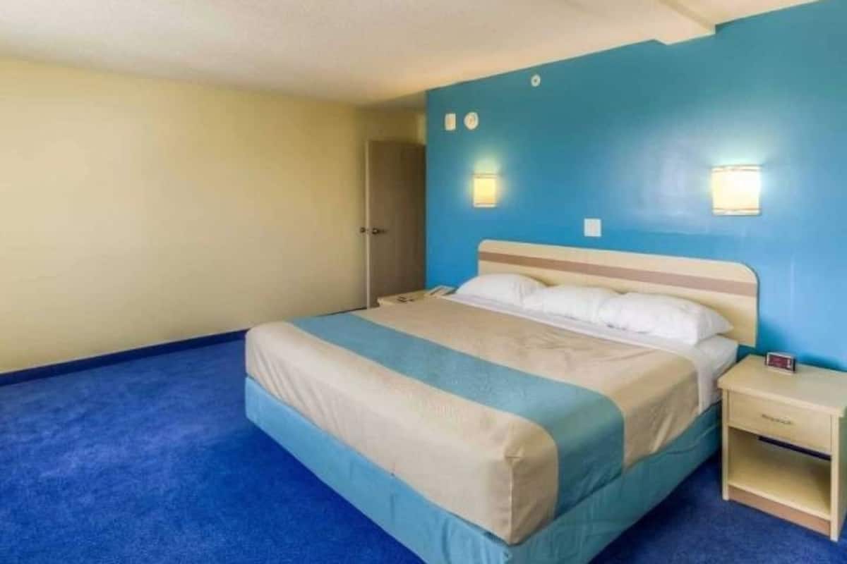 Wifi gratis, ropa de cama y despertador