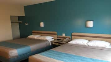 Tabla de planchar con plancha, wifi gratis, ropa de cama y despertador