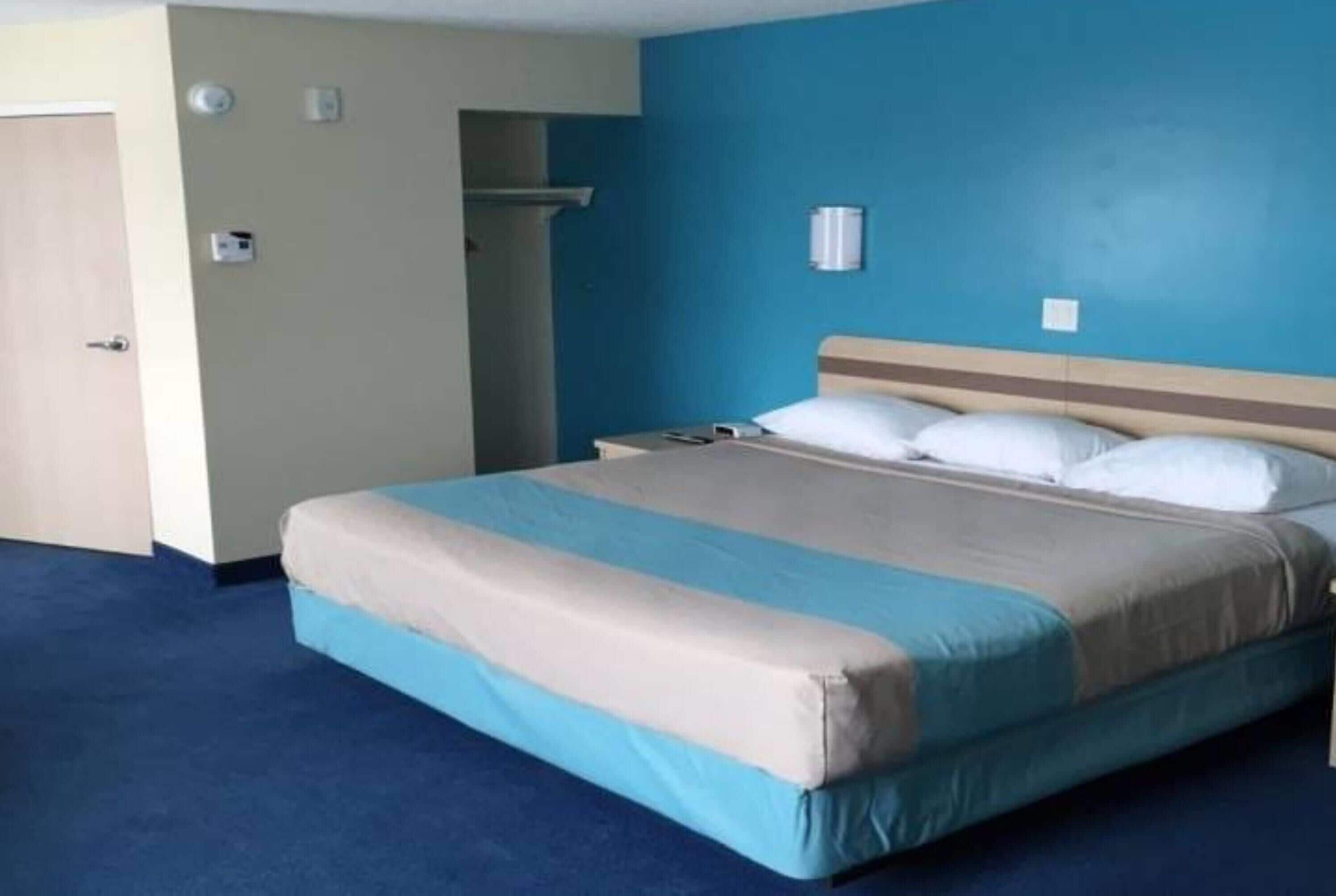 Wifi gratis, ropa de cama y despertador 