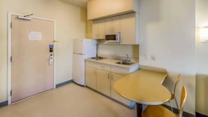 Deluxe Single Room, Non Smoking, Kitchenette | Private kitchen | Mini-fridge, microwave