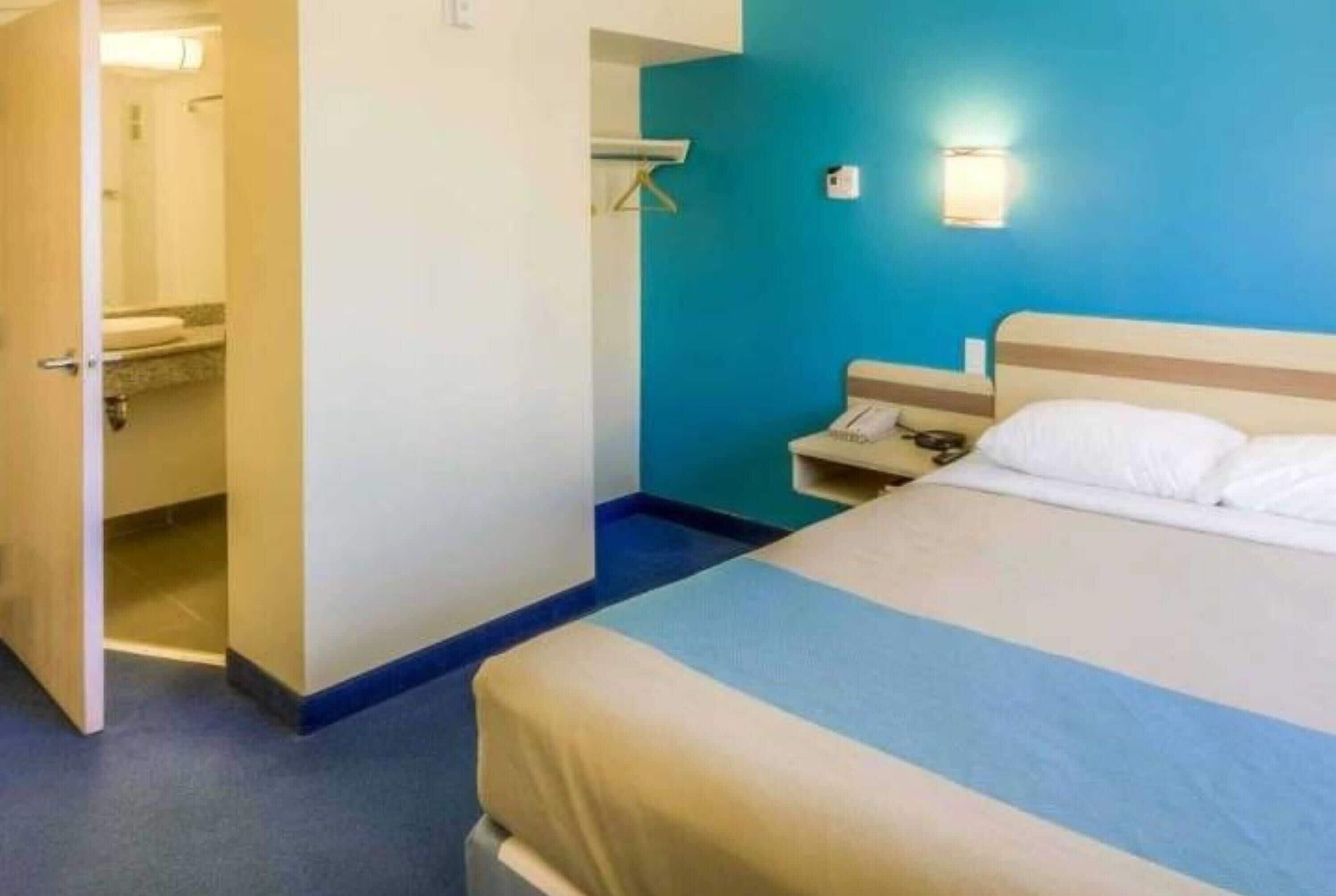 Wifi gratis, ropa de cama y despertador 