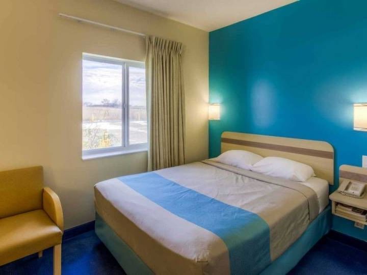 Wifi gratis, ropa de cama y despertador 