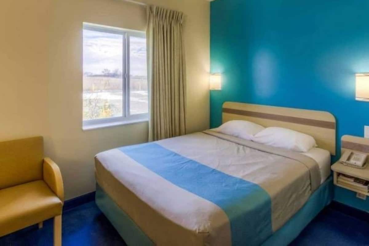 Wifi gratis, ropa de cama y despertador