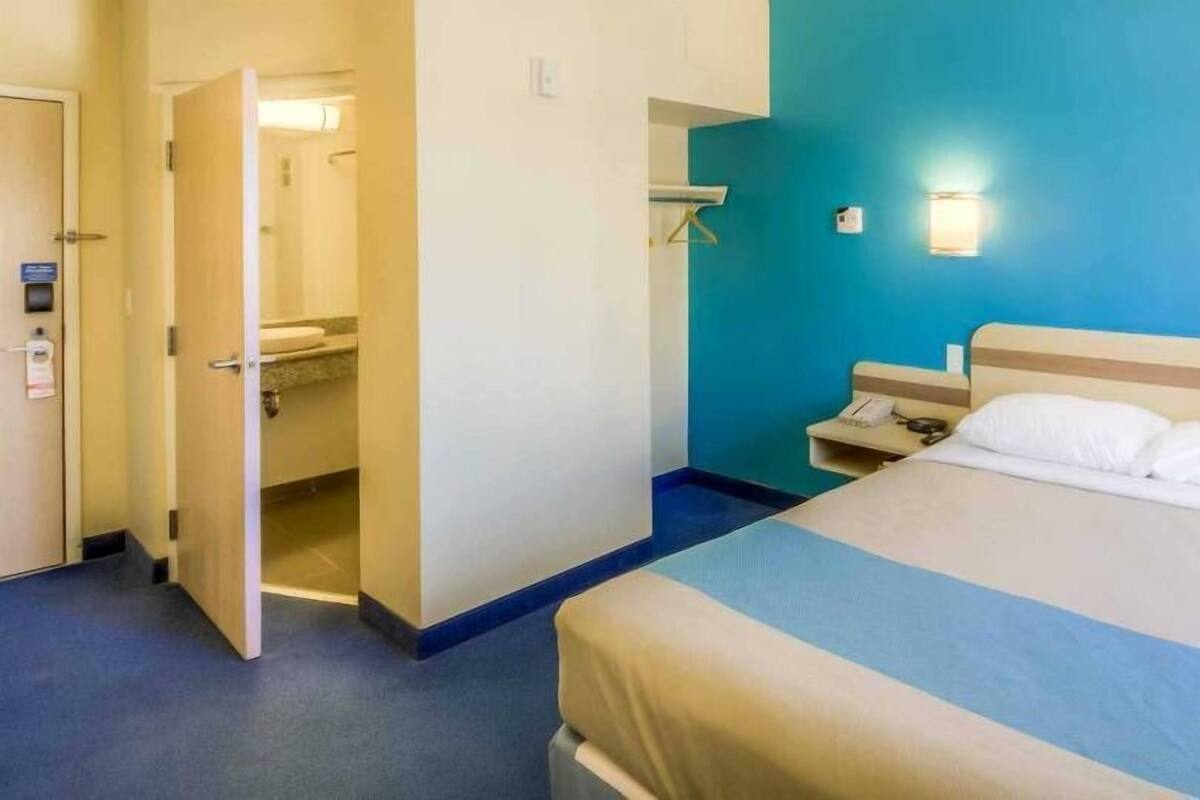 Deluxe Single Room, 1 Queen Bed, Roll-in Shower, Non Smoking | Free WiFi, bed sheets, alarm clocks