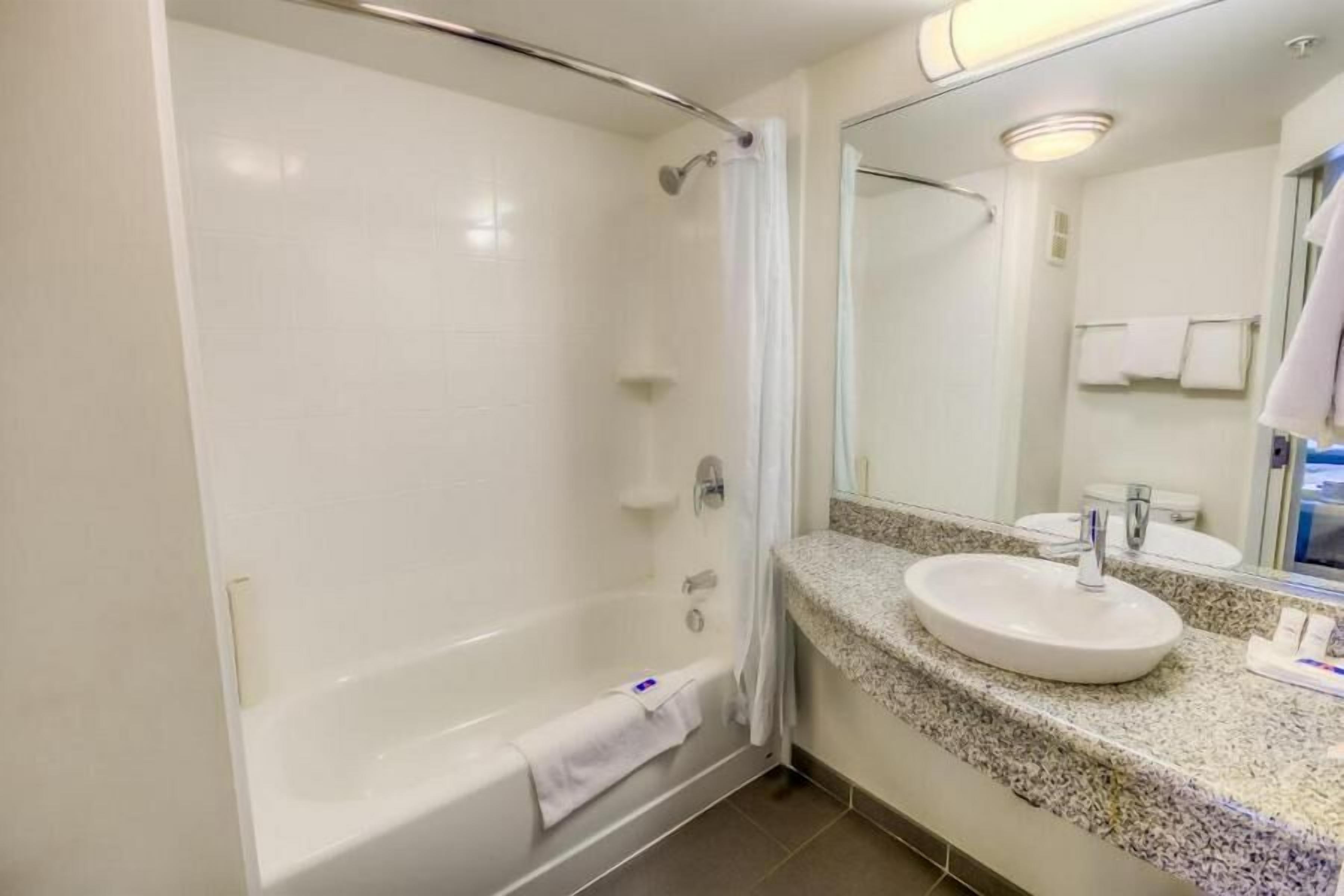 Suite, 2 Tempat Tidur Queen, Bebas Asap Rokok | Kamar mandi | Bathtub, handuk,  dan tisu toilet