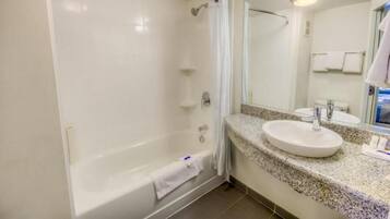 Suite, 2 Tempat Tidur Queen, Bebas Asap Rokok | Kamar mandi | Bathtub, handuk, dan tisu toilet