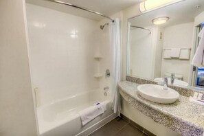 Bañera, toallas, papel higiénico